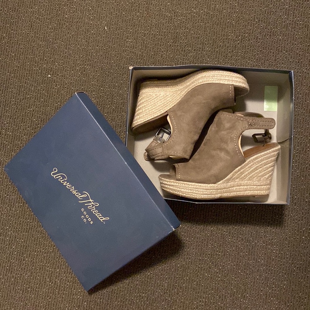 EUC taupe open toe wedges